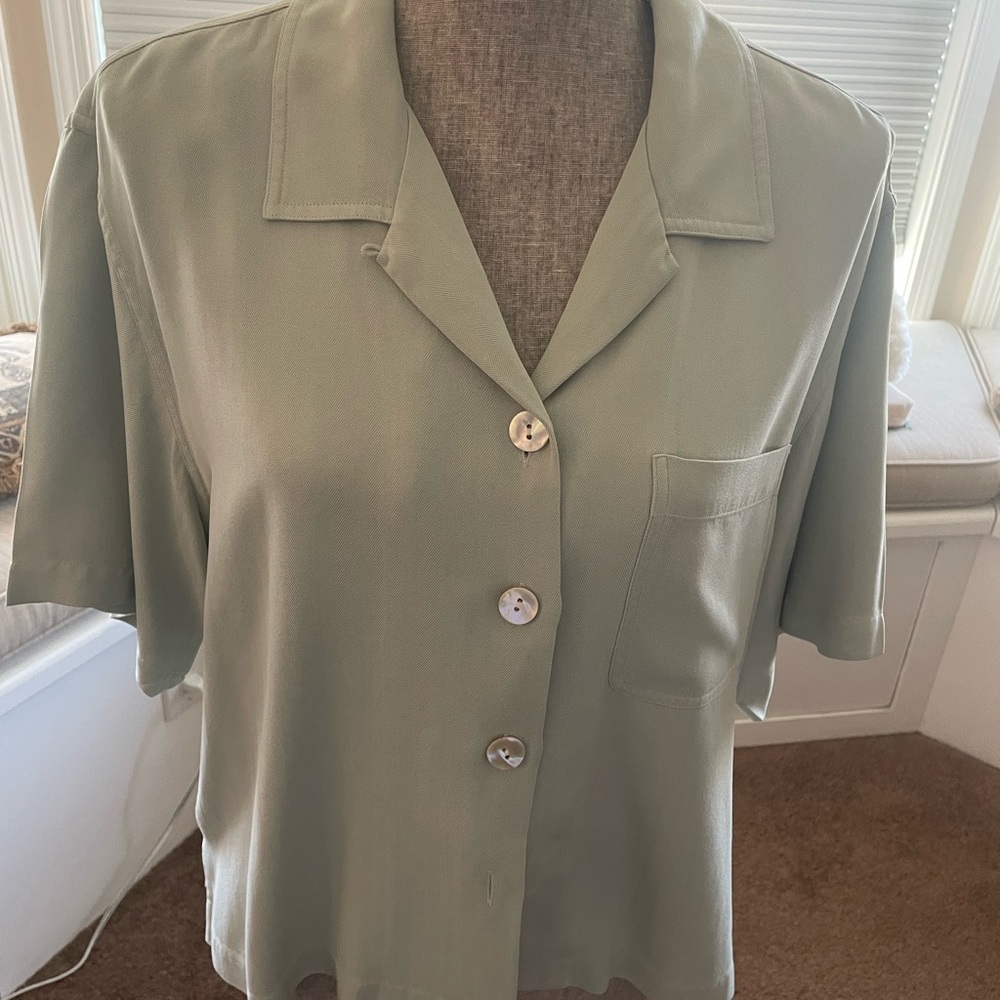 Tommy Bahama silk crop  Button-Up Top